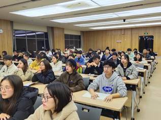 图片包含 人员, 室内, 餐桌, 就坐 描述已自动生成
