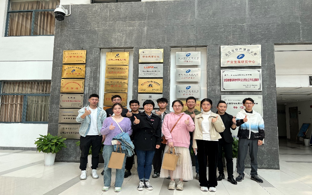 一群人在建筑物前合影描述已自动生成